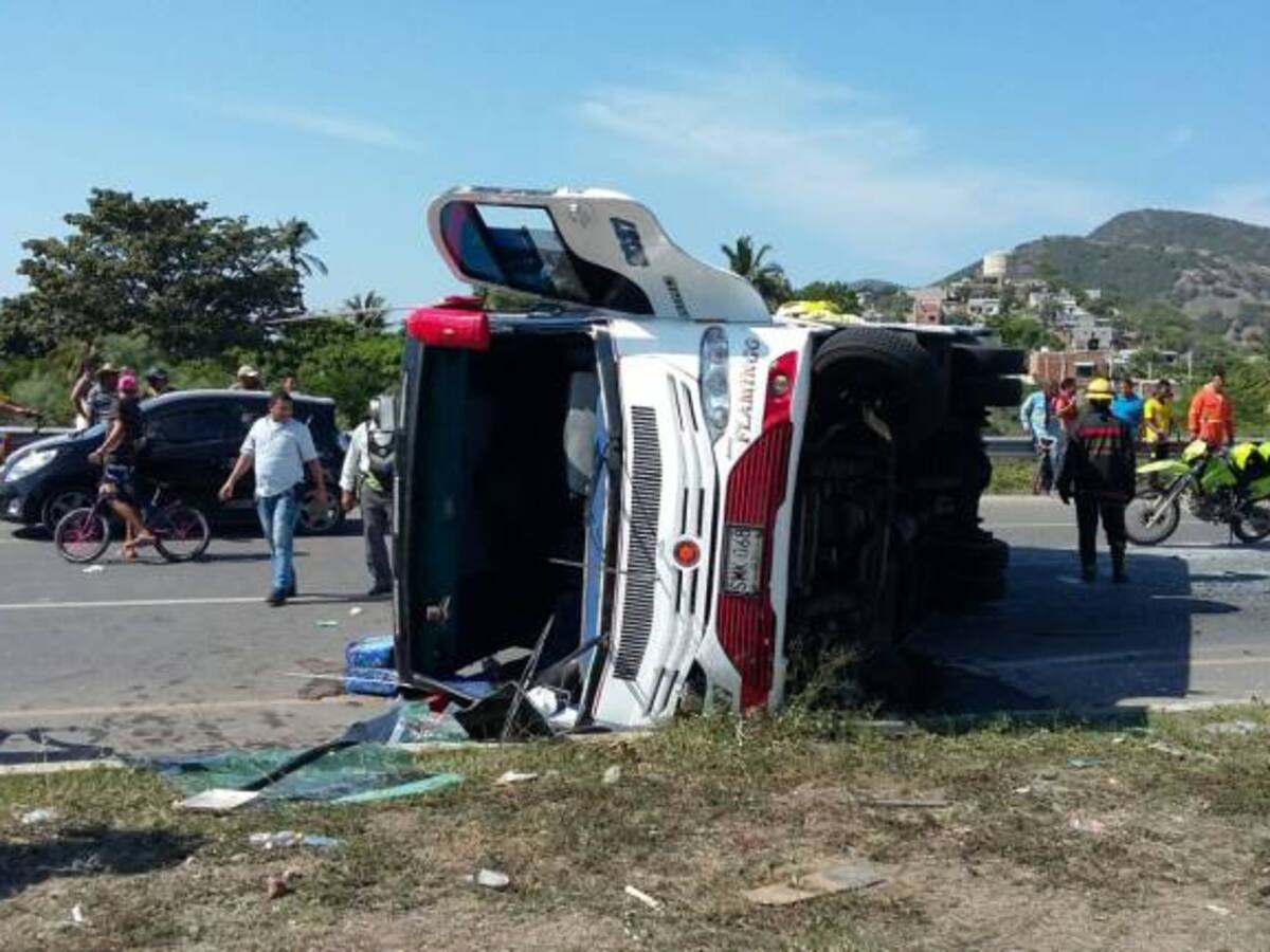 15 heridos dejó accidente de un bus interdepartamental en jurisdicción de Santa Marta
