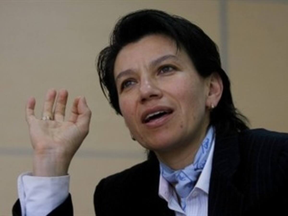 Por amenazas contra su vida salió del país la analista Claudia López