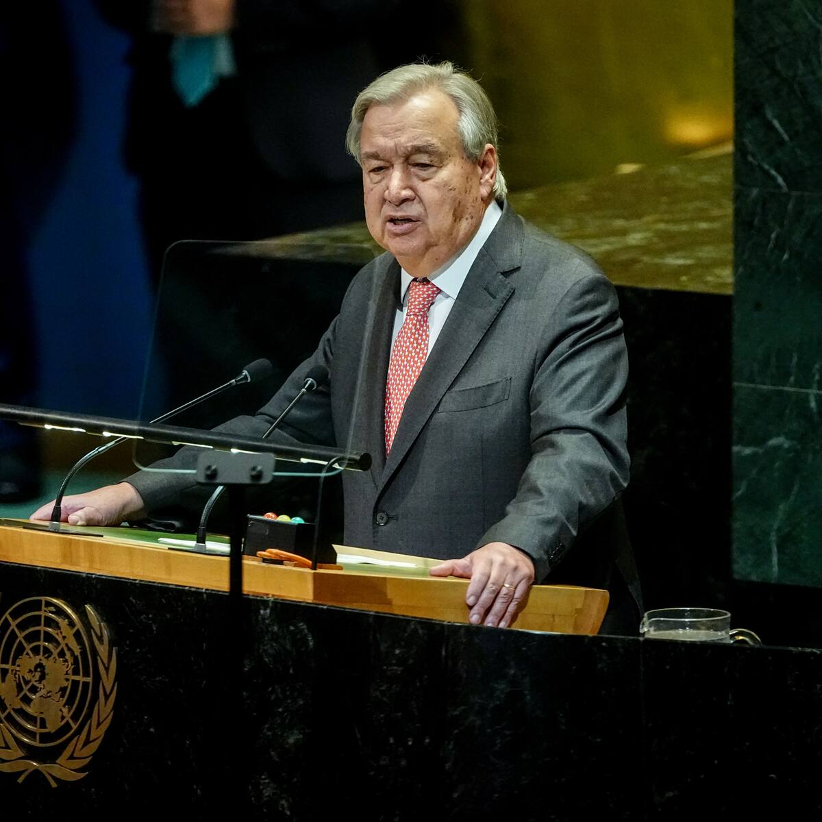 Irán defiende impedir el paso por el estrecho de Ormuz en una conversación con Guterres