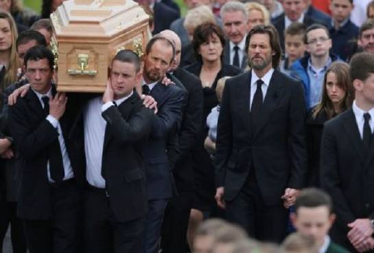 Jim Carrey en el funeral de su novia.