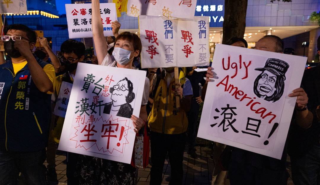 Protestas en el aeropuerto de Taiwán exigiendo que la presidenta de la Cámara baja de EE.UU. deje el territorio.          Foto: Getty 