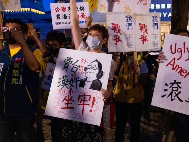 Protestas en el aeropuerto de Taiwán exigiendo que la presidenta de la Cámara baja de EE.UU. deje el territorio.          Foto: Getty 