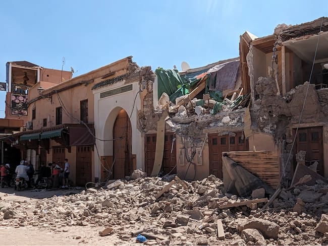 MARRAKECH (MARRUECOS), 09/09/2023.- Fotografía de los destrozos provocados por el terremoto de magnitud 7 este sábado en Marrakech (Marruecos). El número de muertos en el terremoto que azotó anoche Marruecos superó la barrera de los mil, hasta los 1.037, en el balance dado hasta las 13.00 hora local (GMT+1), lo mismo que los heridos, que se contabilizaron en 1.204, 721 de ellos graves. Según un boletín de alerta sísmica difundido por el Instituto Nacional de Geofísica marroquí, el terremoto, de magnitud 7, sacudió la región septentrional marroquí de Marrakech y se produjo a las 23.11 hora local (22.11 GMT del sábado) a 8 kilómetros de profundidad. EFE/ Javier Picazo