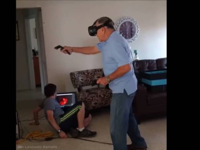 [En video] El abuelo que se emocionó con el visor 3D