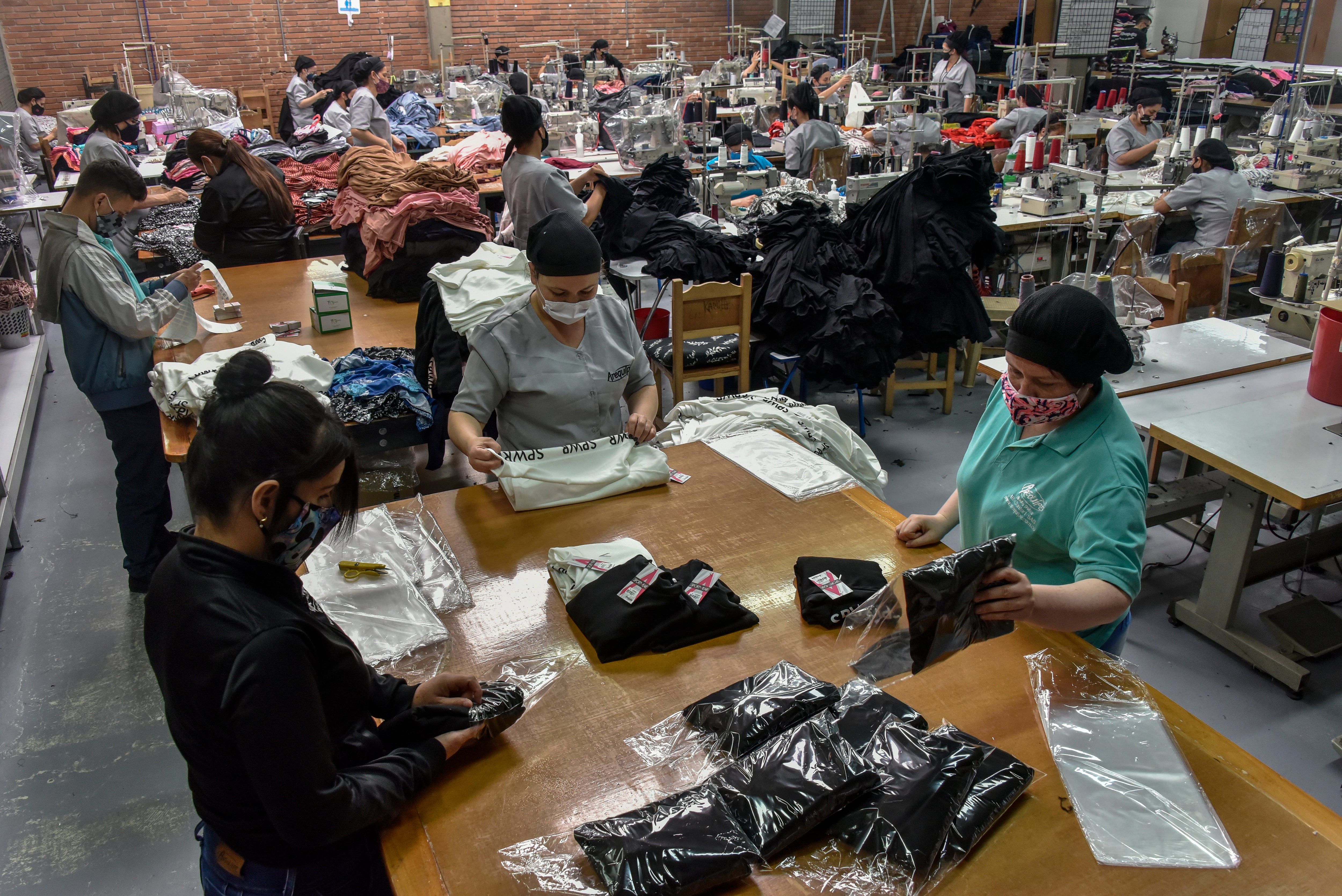 Imagen de referencia de empleados en una fábrica de ropa en Bogotá, Colombia. (Photo by Guillermo Legaria/Getty Images)
