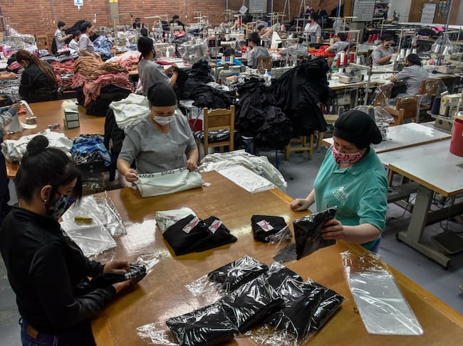 Imagen de referencia de empleados en una fábrica de ropa en Bogotá, Colombia. (Photo by Guillermo Legaria/Getty Images)