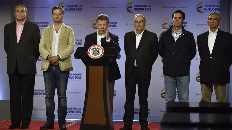 Juan Manuel Santos y el equipo negociador del Gobierno. Foto: Agencia EFE