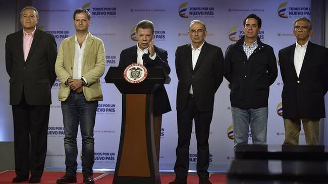 Juan Manuel Santos y el equipo negociador del Gobierno. Foto: Agencia EFE
