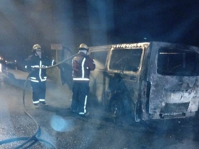 Microbús incinerado en Ibagué