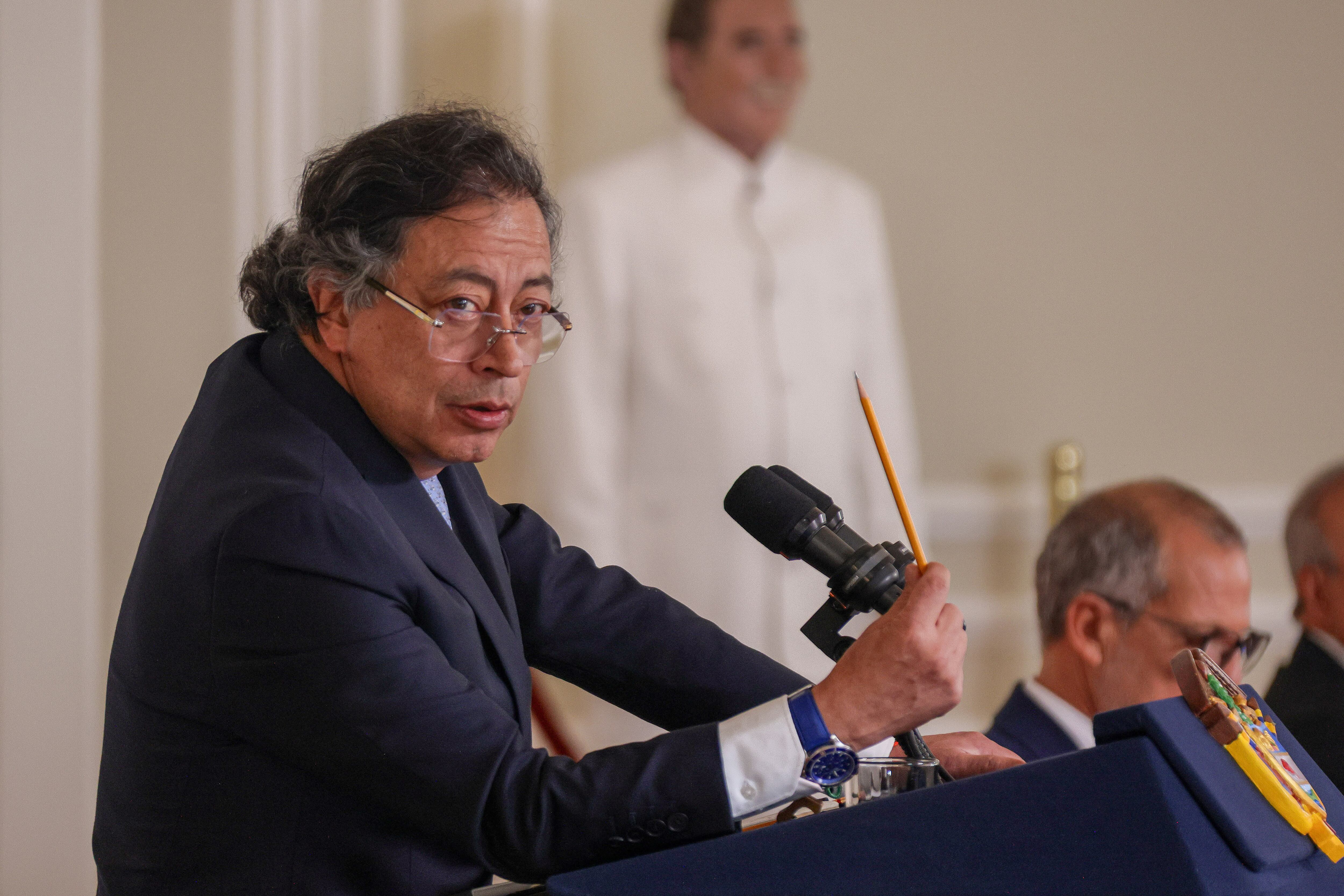 AME618. BOGOTÁ (COLOMBIA), 03/07/2025.- Fotografía cedida por la Presidencia de Colombia que muestra al mandatario Gustavo Petro hablando en un evento este jueves, en la Casa de Nariño en Bogotá (Colombia). Petro aseguróque hay fuerzas de la derecha extrema que quieren romper las relaciones de su país con Estados Unidos para perjudicar la lucha contra el narcotráfico y subrayó que la nación andina "no es el enemigo". EFE/ Presidencia de Colombia /SOLO USO EDITORIAL/NO VENTAS/SOLO DISPONIBLE PARA ILUSTRAR LA NOTICIA QUE ACOMPAÑA (CRÉDITO OBLIGATORIO)