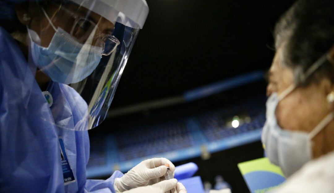 Disminución de vacunación contra COVID-19 en la frontera