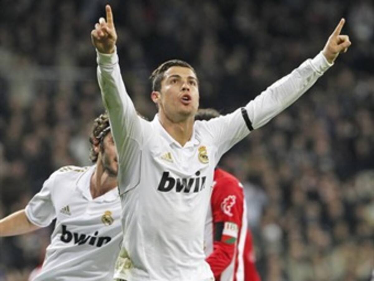 Real Madrid ganó con doblete de Ronaldo y se mantiene a cinco puntos al Barça