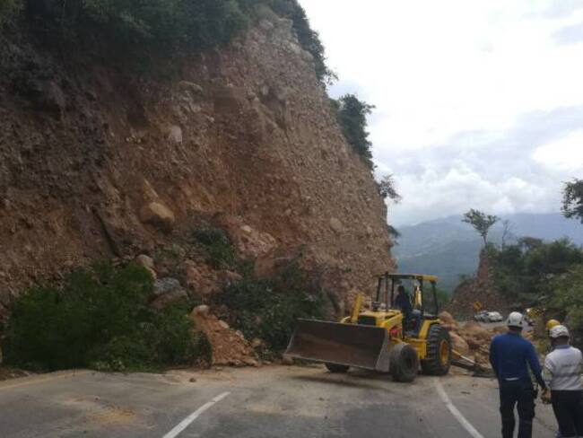 Paso restringido en la vía Girardot –Bogotá por derrumbes