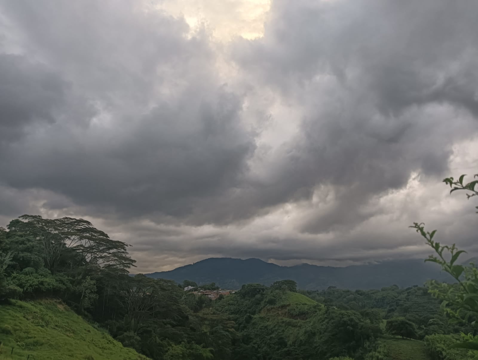 Días de nubes grises en el cielo de Armenia y el Quindío. Foto: Adrián Trejos