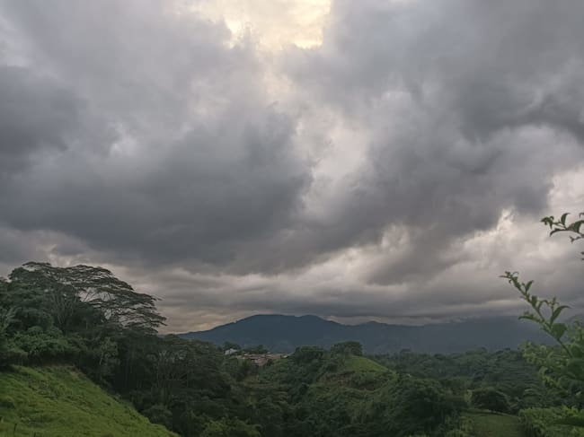 Días de nubes grises en el cielo de Armenia y el Quindío. Foto: Adrián Trejos