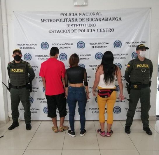 VIDEO: Entre cuatro personas robaron a hombre en vía pública.