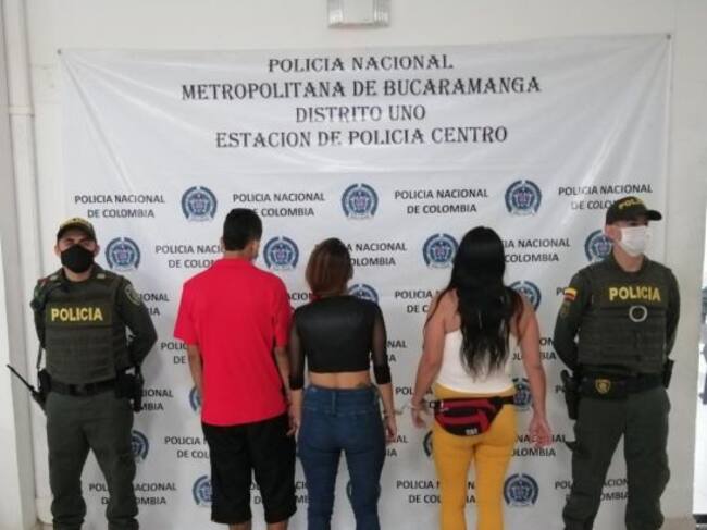 VIDEO: Entre cuatro personas robaron a hombre en vía pública.