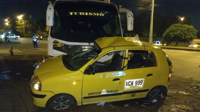 El fuerte choque entre un taxi y una buseta dejó una persona muerta y tres más heridas. Foto: Erika Rebolledo (W Radio)