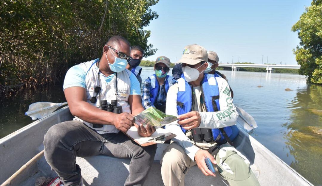 El director del EPA, Javier Mouthon, realizó un recorrido por la Ciénaga de la Virgen con jóvenes del sector