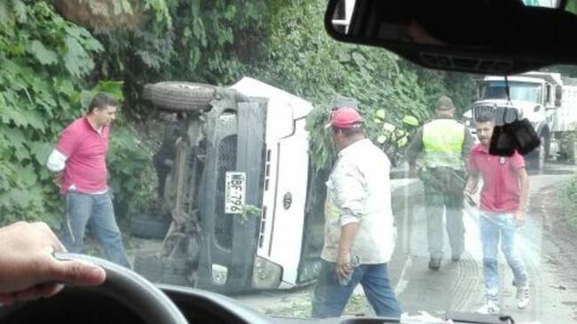 Volcado sobre la vía quedó el vehículo accidentaddo en la vereda La Cabaña deManizales.