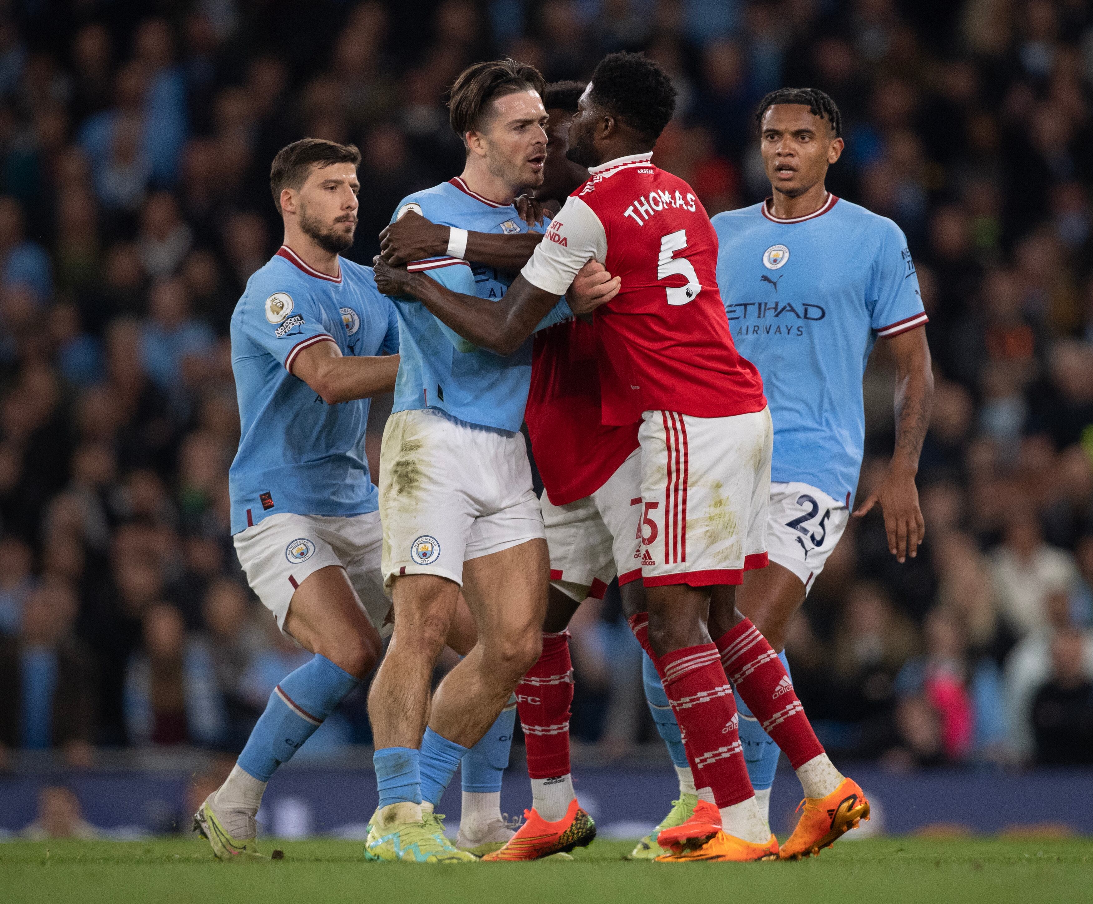 Arsenal y Manchester City kuchan por el título de la Premier League. (Photo by Joe Prior/Visionhaus via Getty Images)
