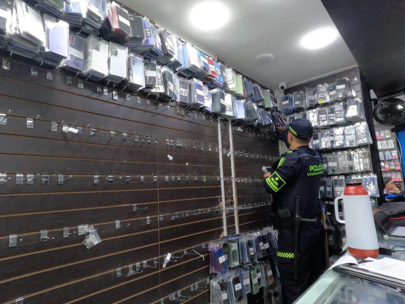 Duro golpe contra el comercio ilegal en Bogotá: incautaron 122 celulares que fueron robados en Perú