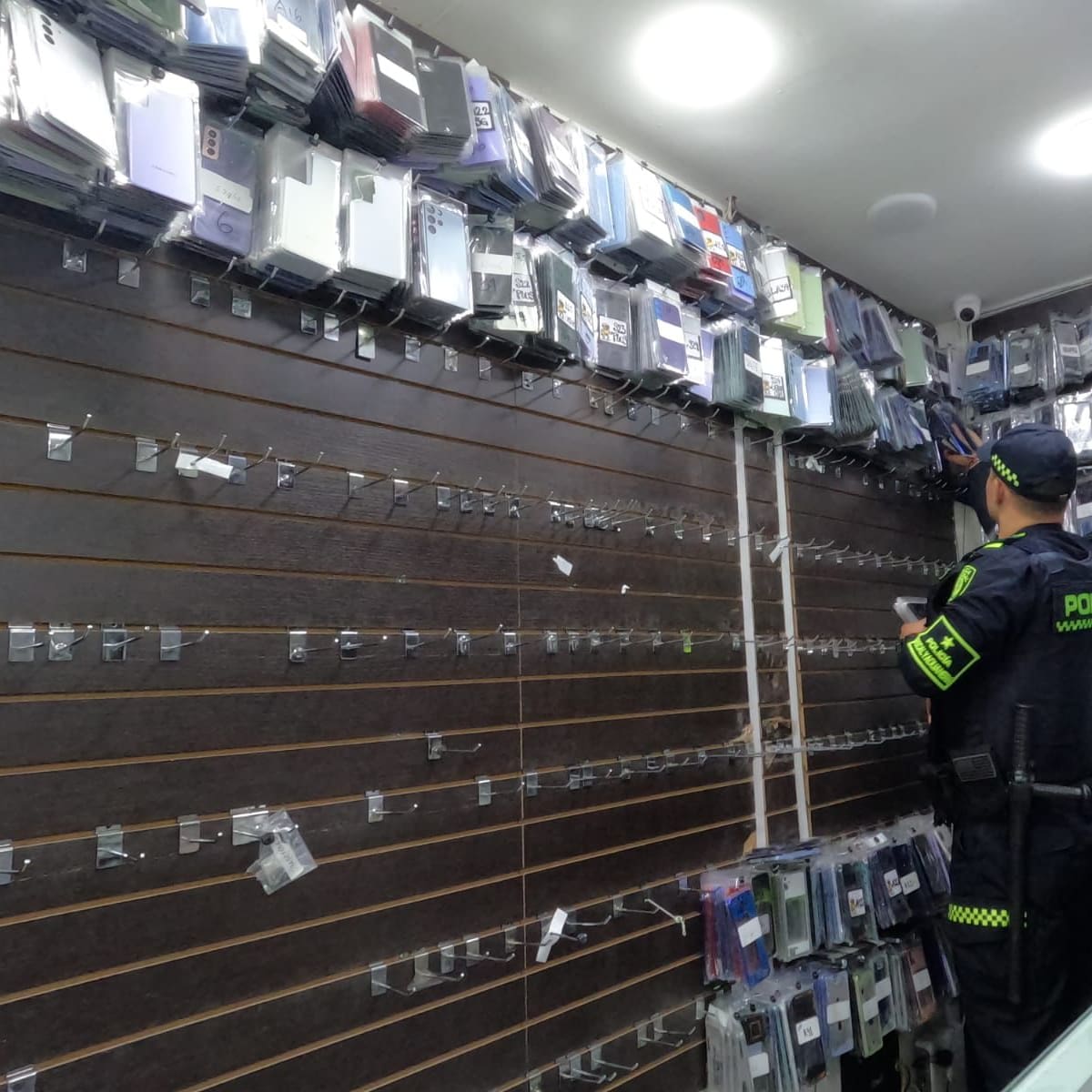 Duro golpe contra el comercio ilegal en Bogotá: incautaron 122 celulares que fueron robados en Perú