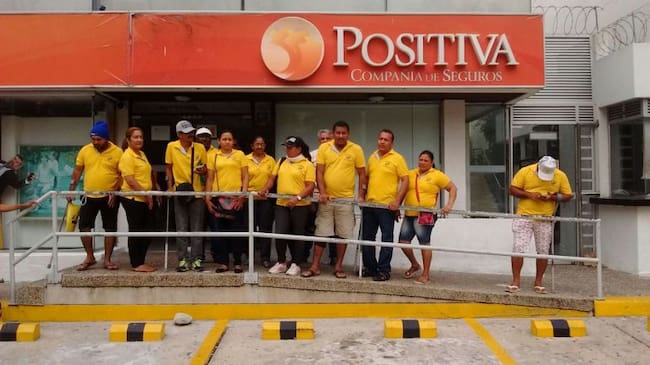 Los afiliados a la Arl Positiva durante la protesta.