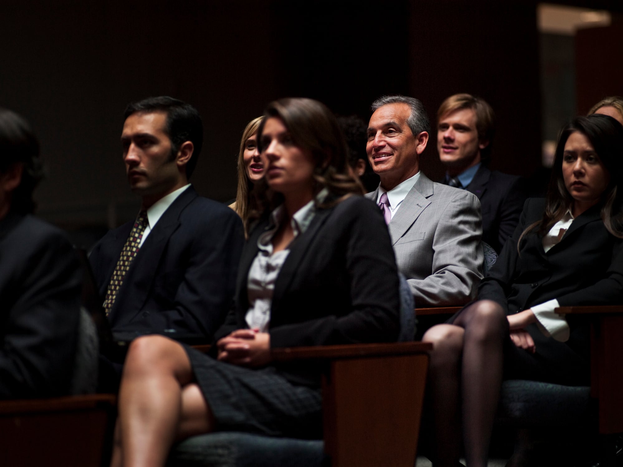 Personas vestidas con ropa formal imagen de referencia. Foto: Getty Images.