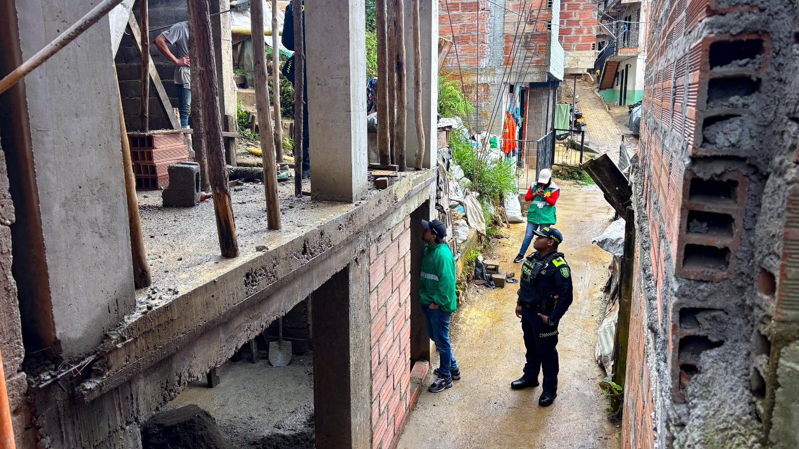Desacato en medidas preventivas en construcción irregular en Medellín. Foto: Alcaldía de Medellín.