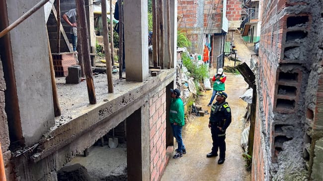 Desacato en medidas preventivas en construcción irregular en Medellín. Foto: Alcaldía de Medellín.