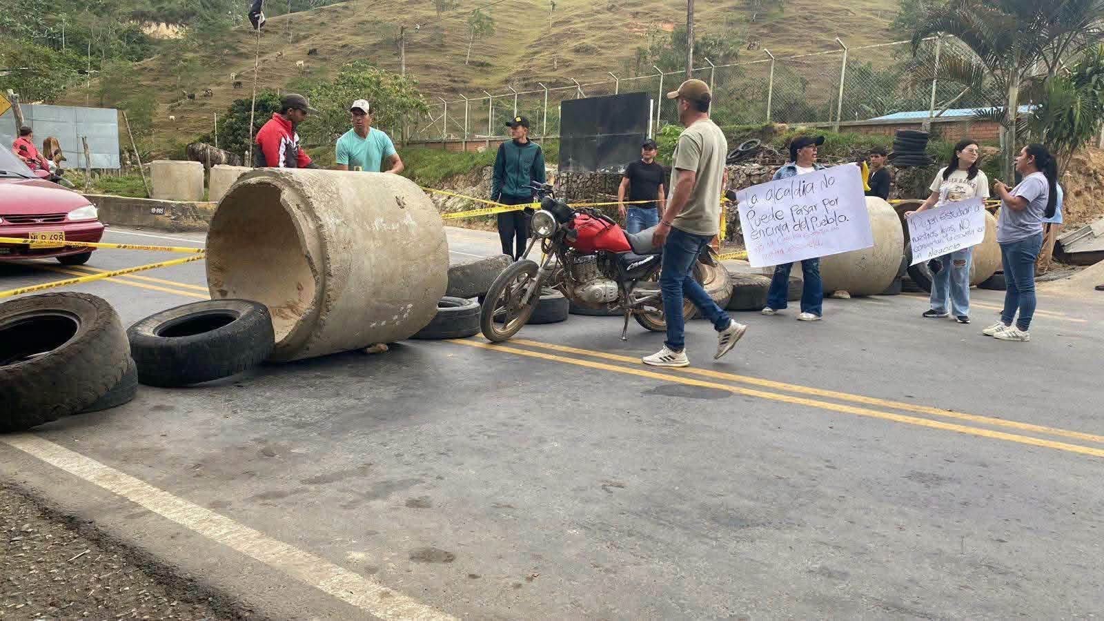 Controversia en Convención por proyecto deportivo: la comunidad bloqueó las vías. / Foto: Comunidad.