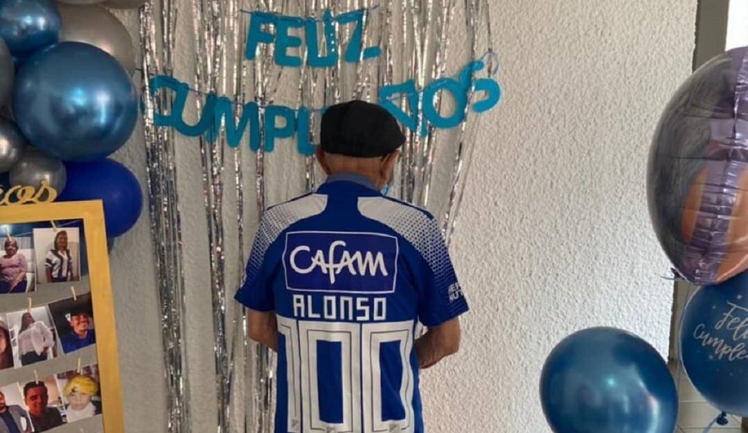 Don Alonso Cabra en el festejo de sus 100 años.