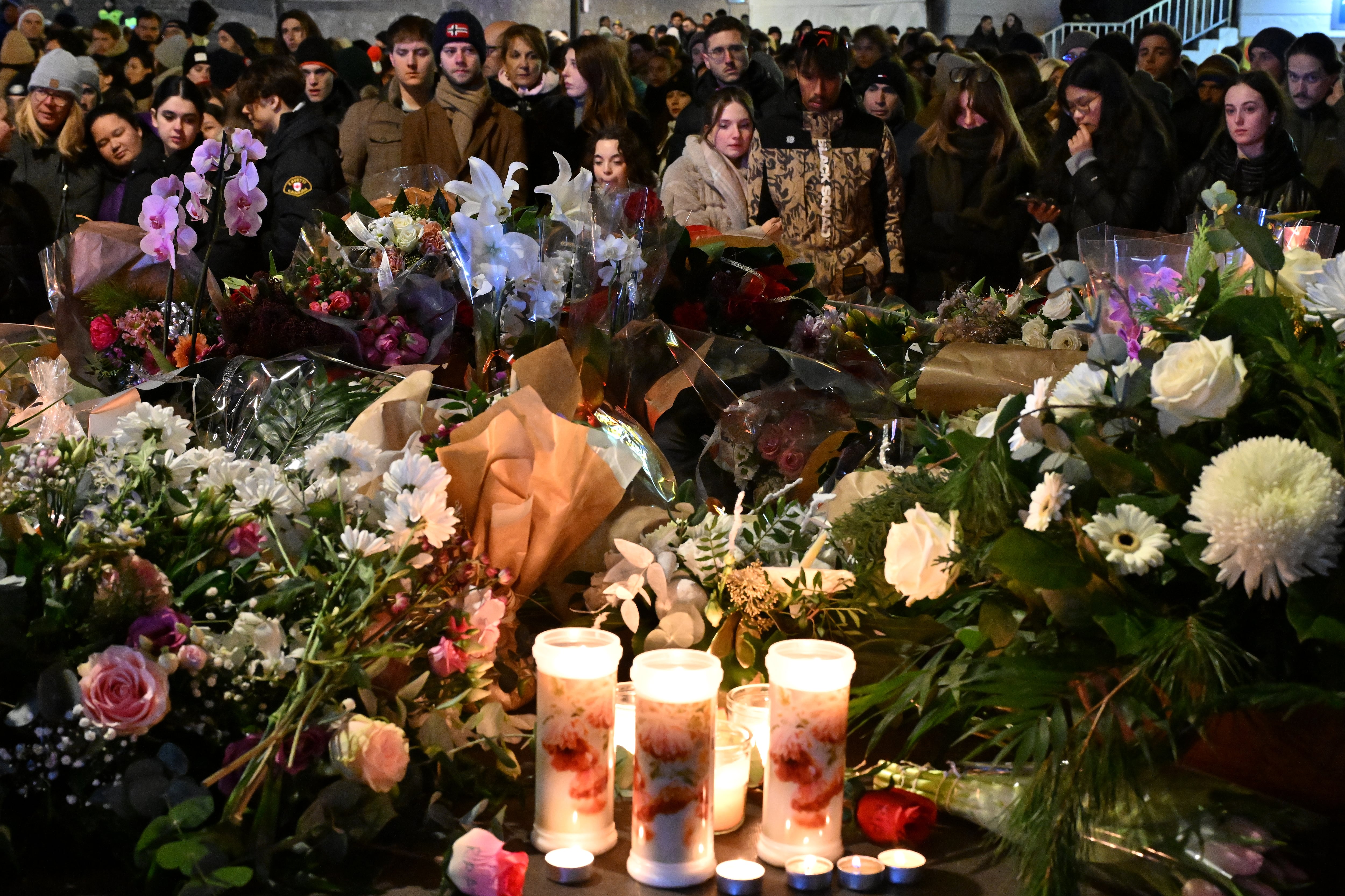 Homenaje a las víctimas del incendio en Suiza. Foto: Harold Cunningham/Getty Images