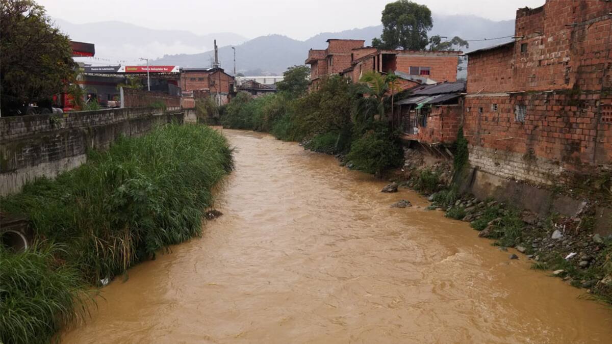 La quebrada Doña María, entre Itagüí y Medellín, es el afluente que más alertas rojas ha tenido