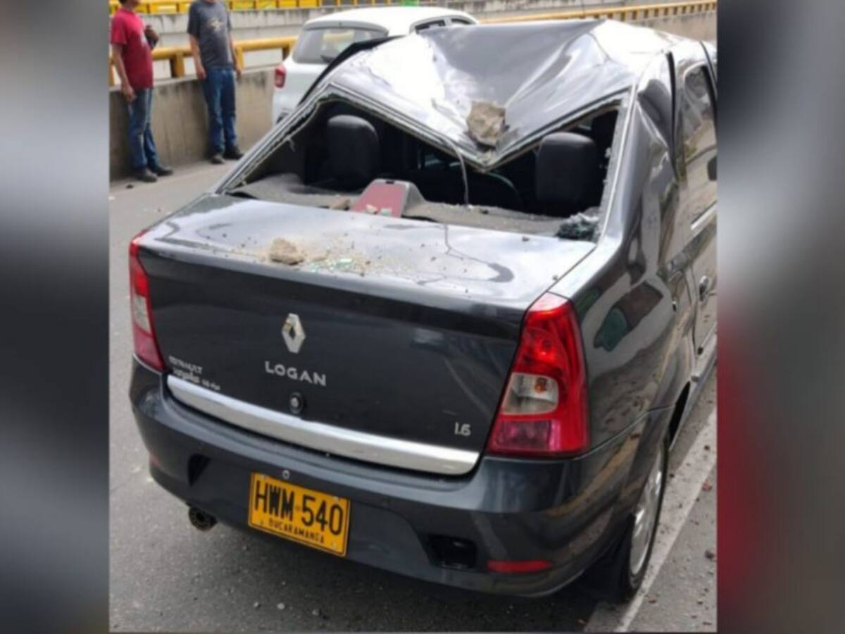 VIDEO: ¡Se salvó! fachada de un edificio cayó sobre su carro