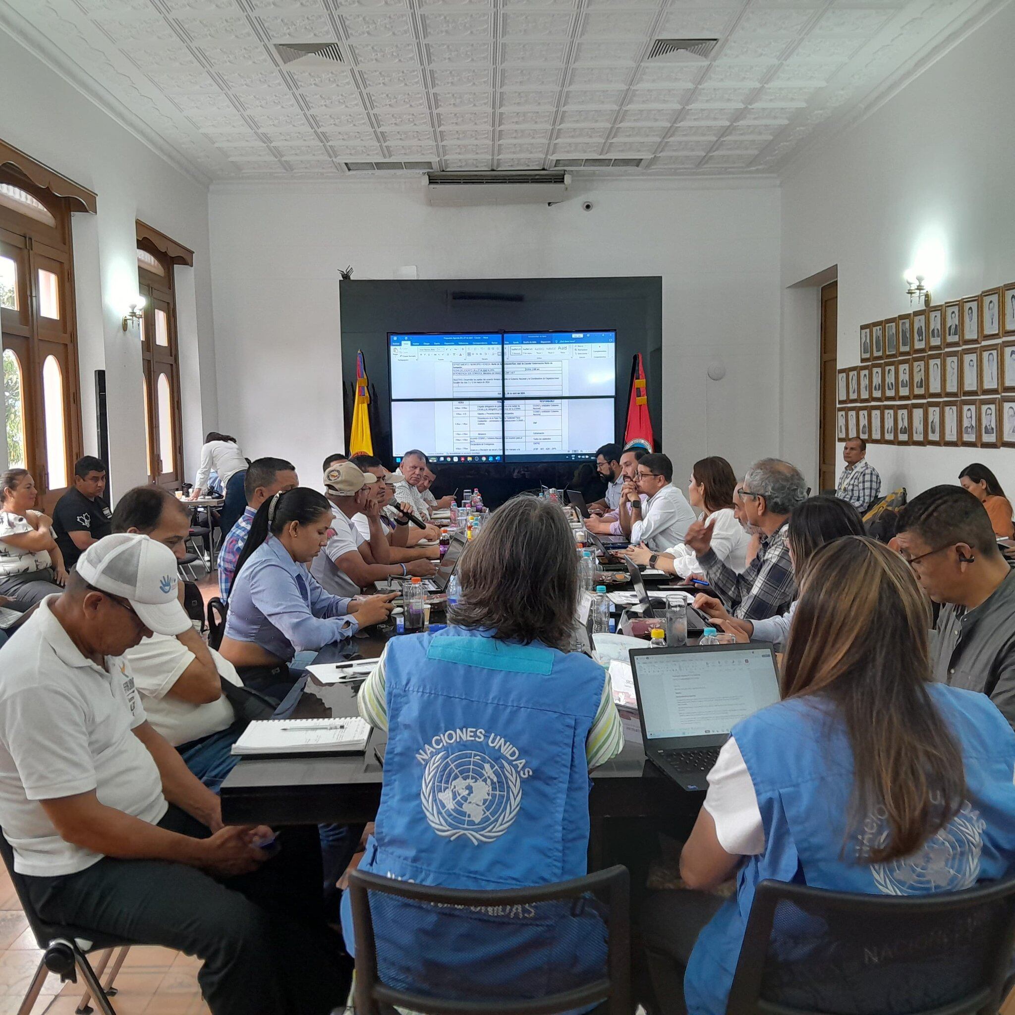 Comunidades campesinas reunidas con el Gobierno Nacional por crisis económica. Cortesía: Ascamcat.