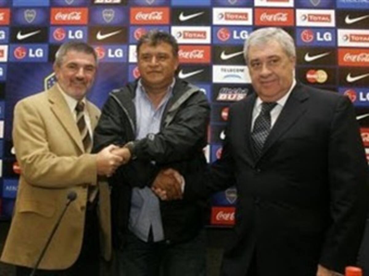 Claudio Borghi sigue al frente de Boca Juniors