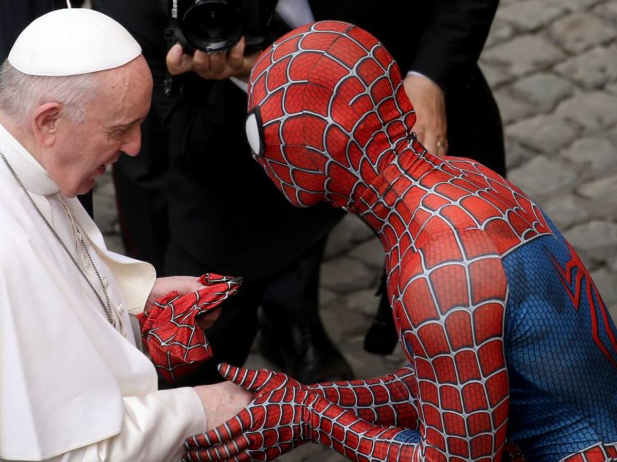 El papa Francisco saluda a "Spiderman" en el Vaticano