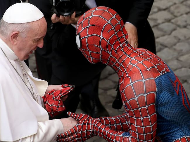 Papa Francisco saluda a &quot;Spiderman&quot; en el Vaticano
