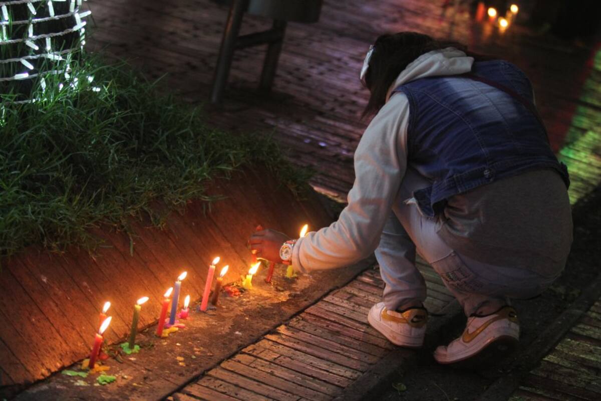 La noche de las velitas también fue un escenario especial para las caminatas nocturnas y disfrutar del alumbrado navideño bogotano. 