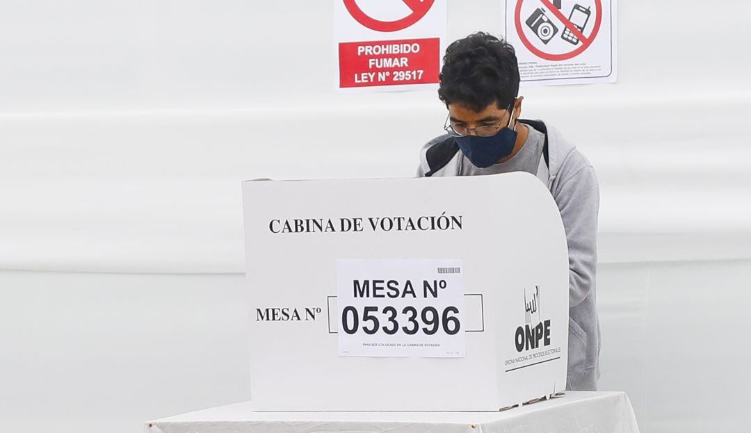 Puesto de votación en Perú 