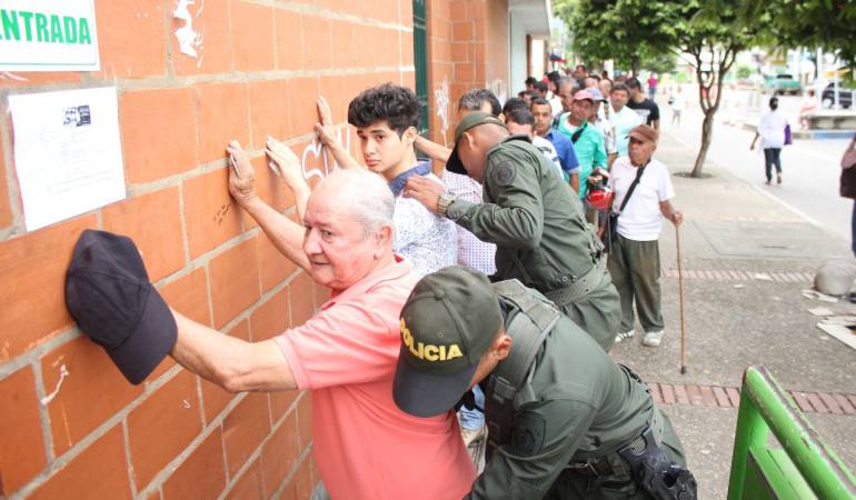 Tolimenses acudiendo a las urnas