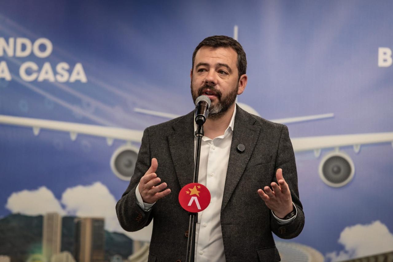 El alcalde de Bogotá, Carlos Fernando Galán, celebra el nuevo vuelo directo entre Bogotá y Brasilia. Foto: Distrito de Bogotá.