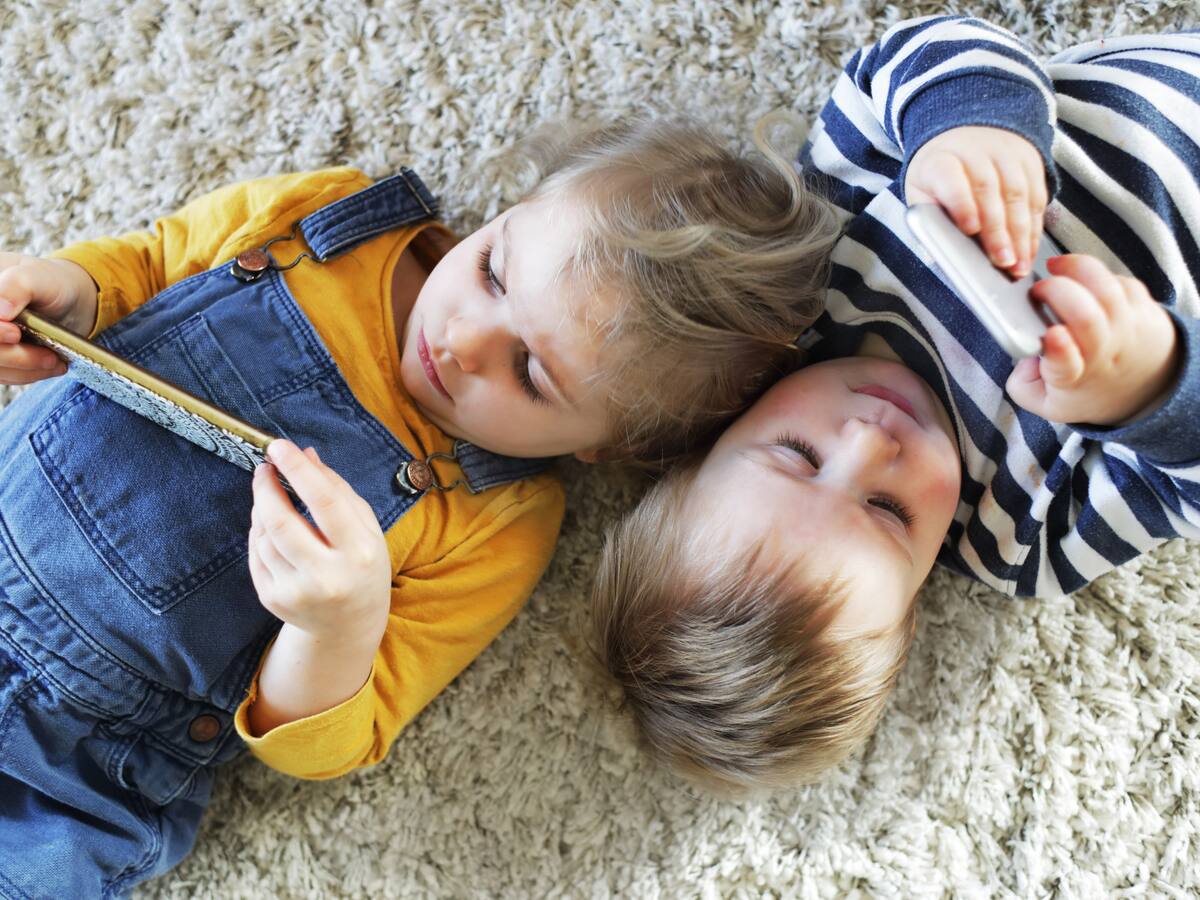 Uso excesivo de celulares en niños pequeños puede generar ataques de ira, según estudio