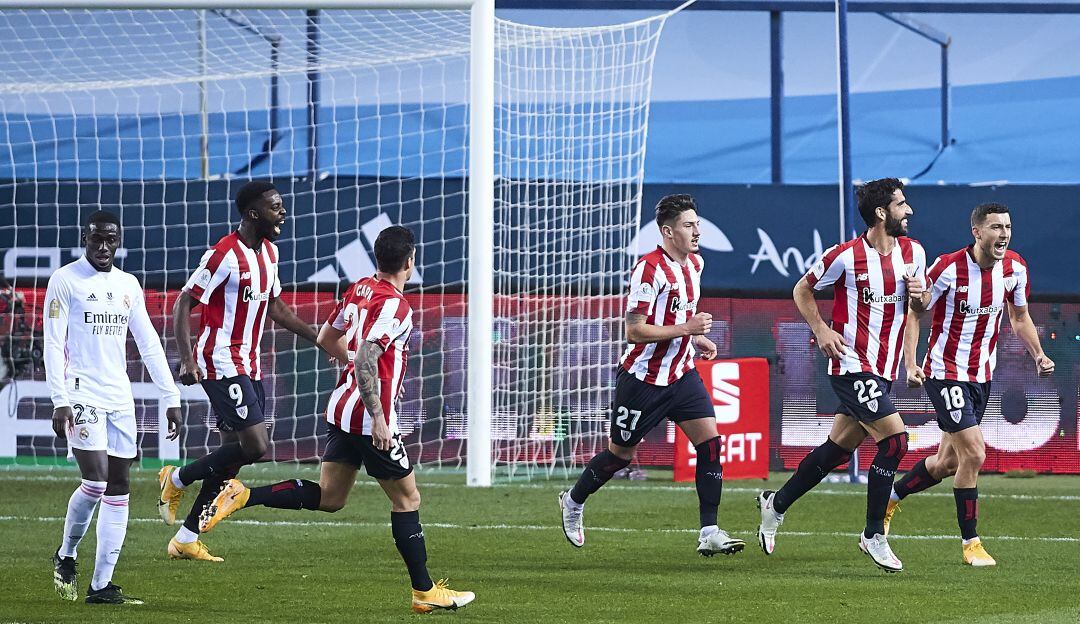 Raul García marcó el doblete que eliminó al Real Madrid de la Supercopa de España.