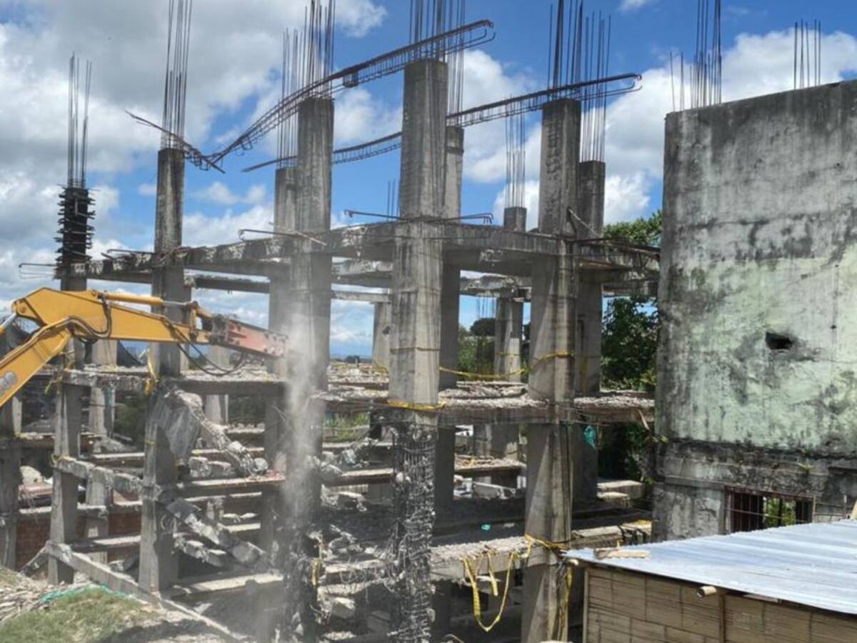 Fue demolido un edificio ilegal para construcción de vía al AeroMatecaña