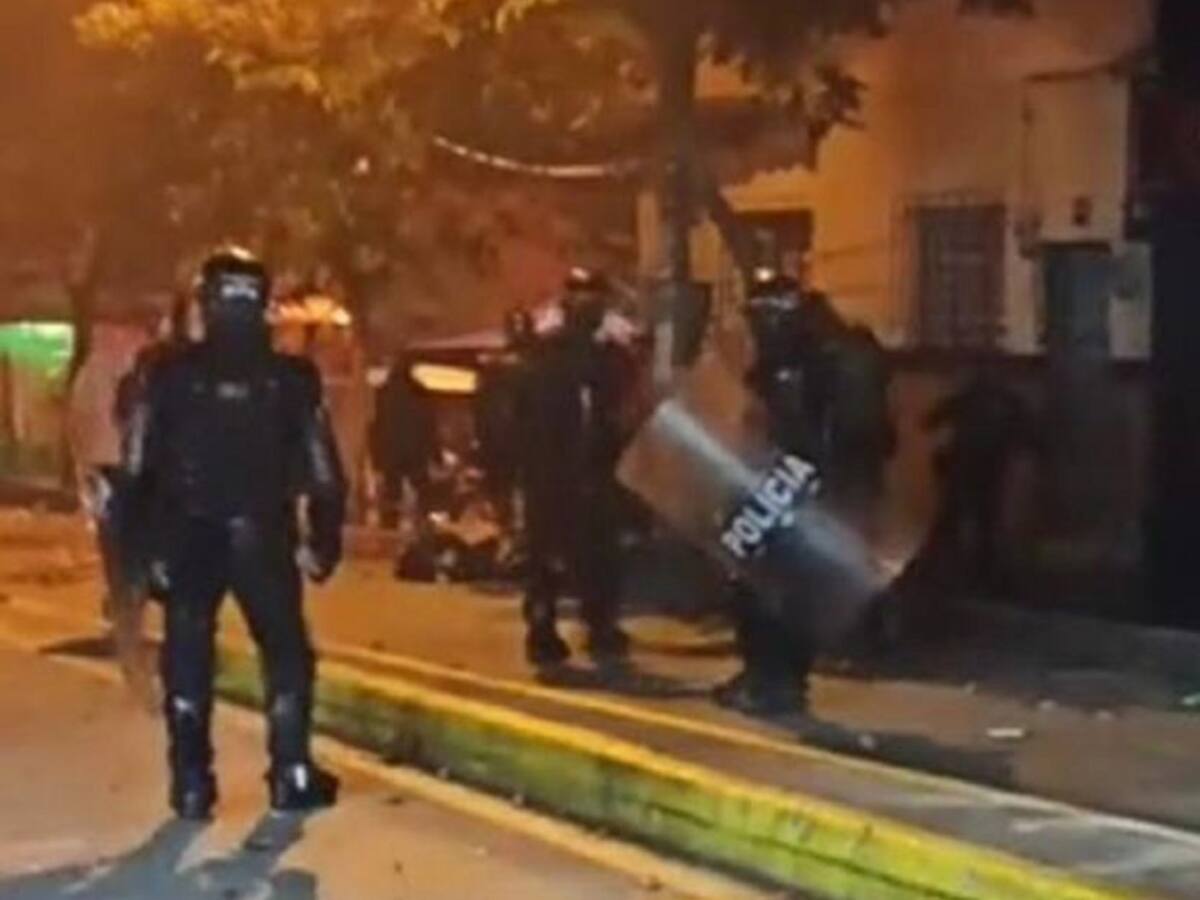 Marcha de antorchas en Medellín es replegada por ESMAD
