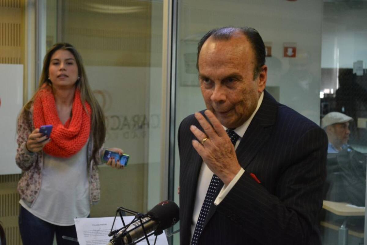 Tras dos décadas de estar inundando de humor a los colombianos, el admirado periodista se retira de La Luciérnaga, vea como desarrolla su último programa.