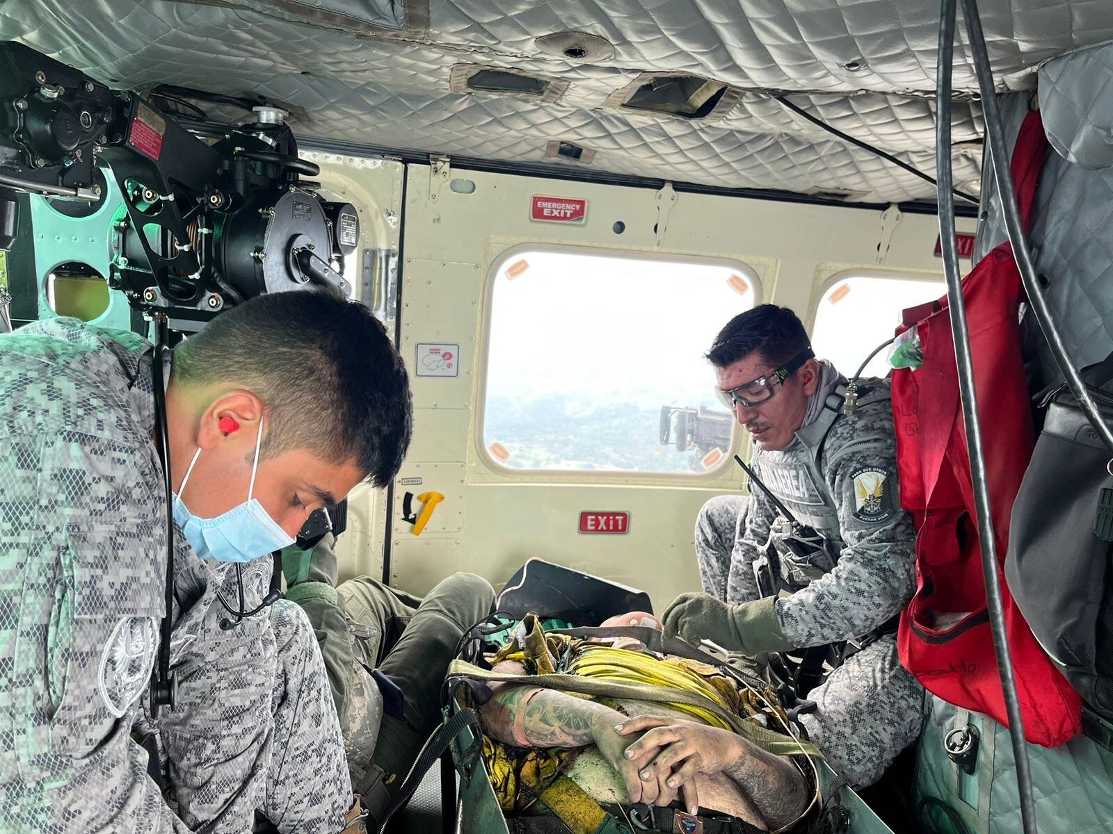 La Fuerza Aérea Colombiana rescató a un bombero que resultó herido en medio de un incendio forestal en el municipio de Carmen de Apicalá.
